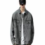 Loose-fitting, versatile denim jacket